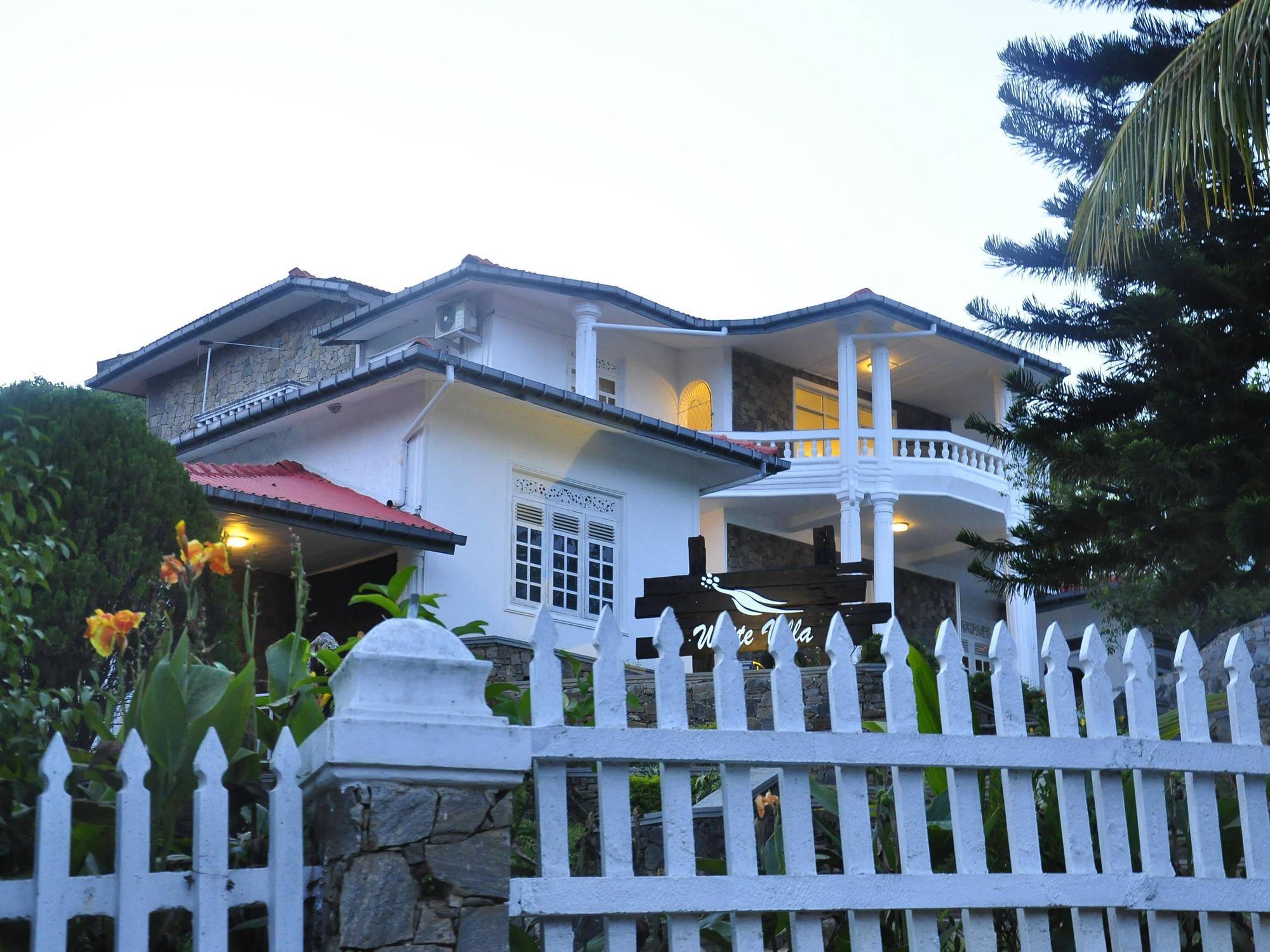 Oyo 386 White Villa Tourist Guest Kandy Exterior foto